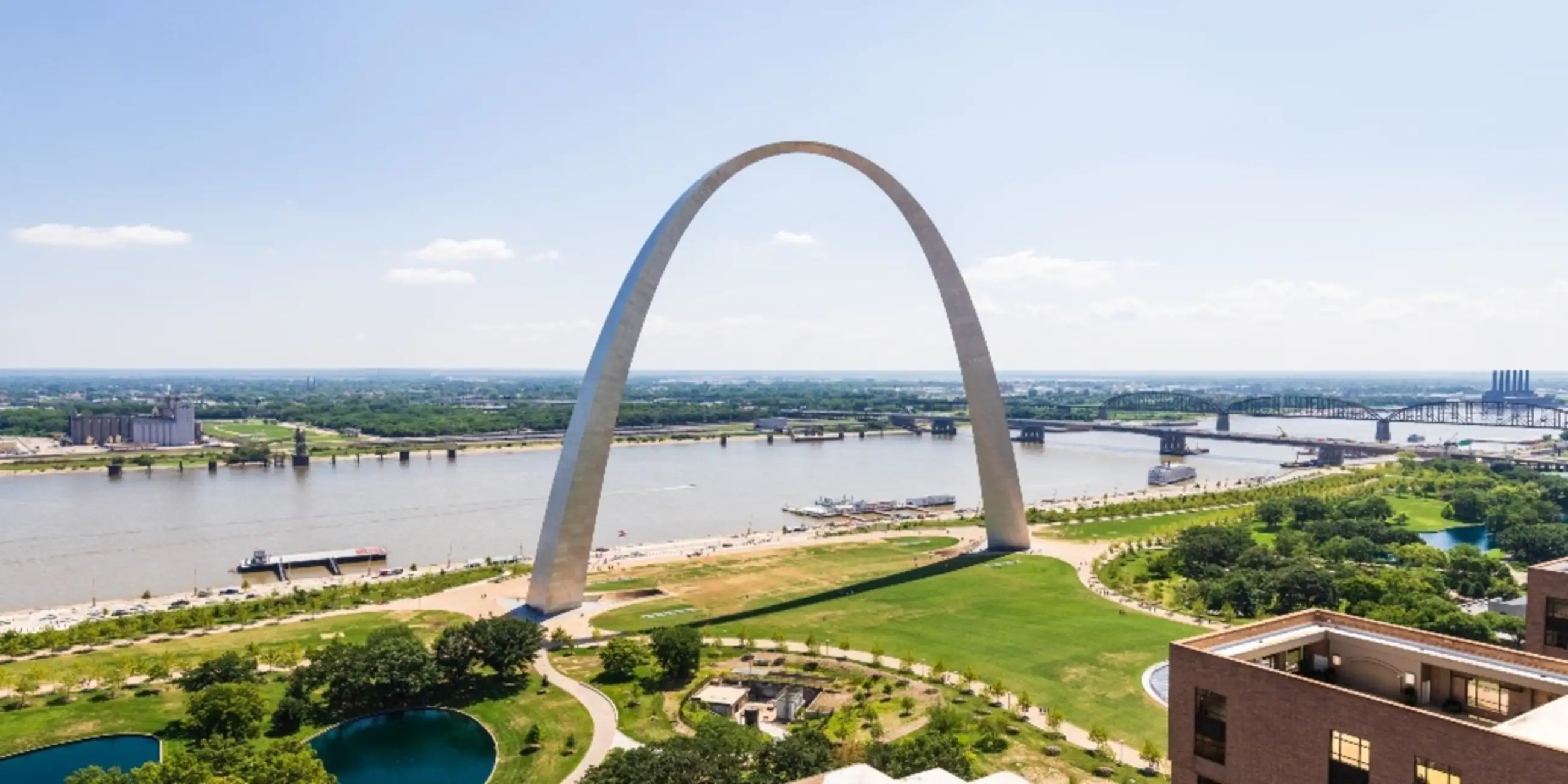 Tour a piedi per piccoli gruppi dell'Arco di St. Louis e crociera sul fiume
